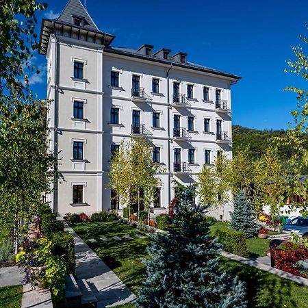 Hotel Carolin Кэлимэнешти Экстерьер фото