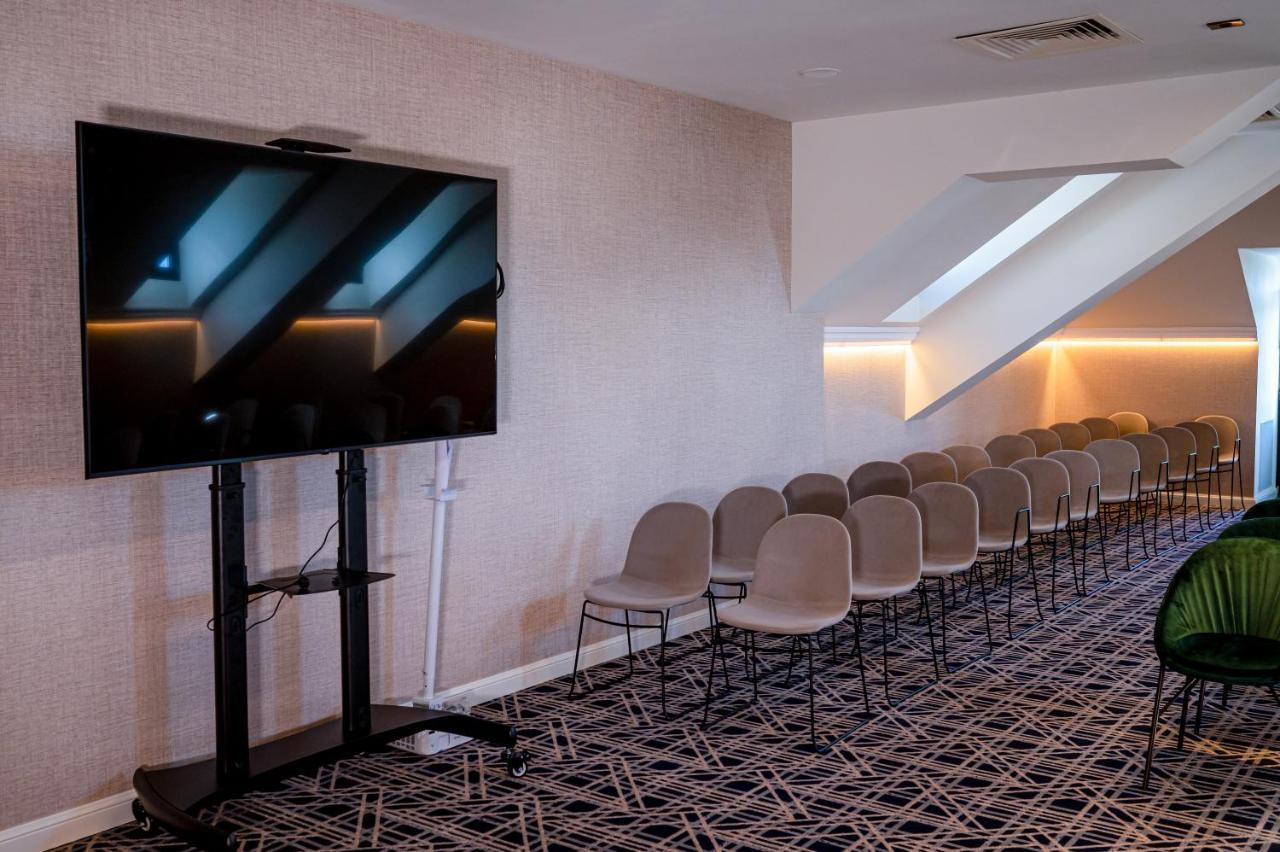 Hotel Carolin Кэлимэнешти Экстерьер фото