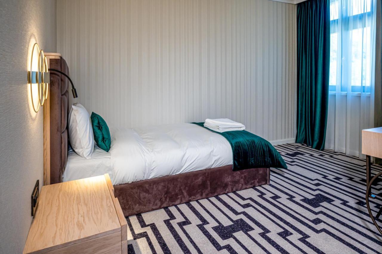 Hotel Carolin Кэлимэнешти Экстерьер фото