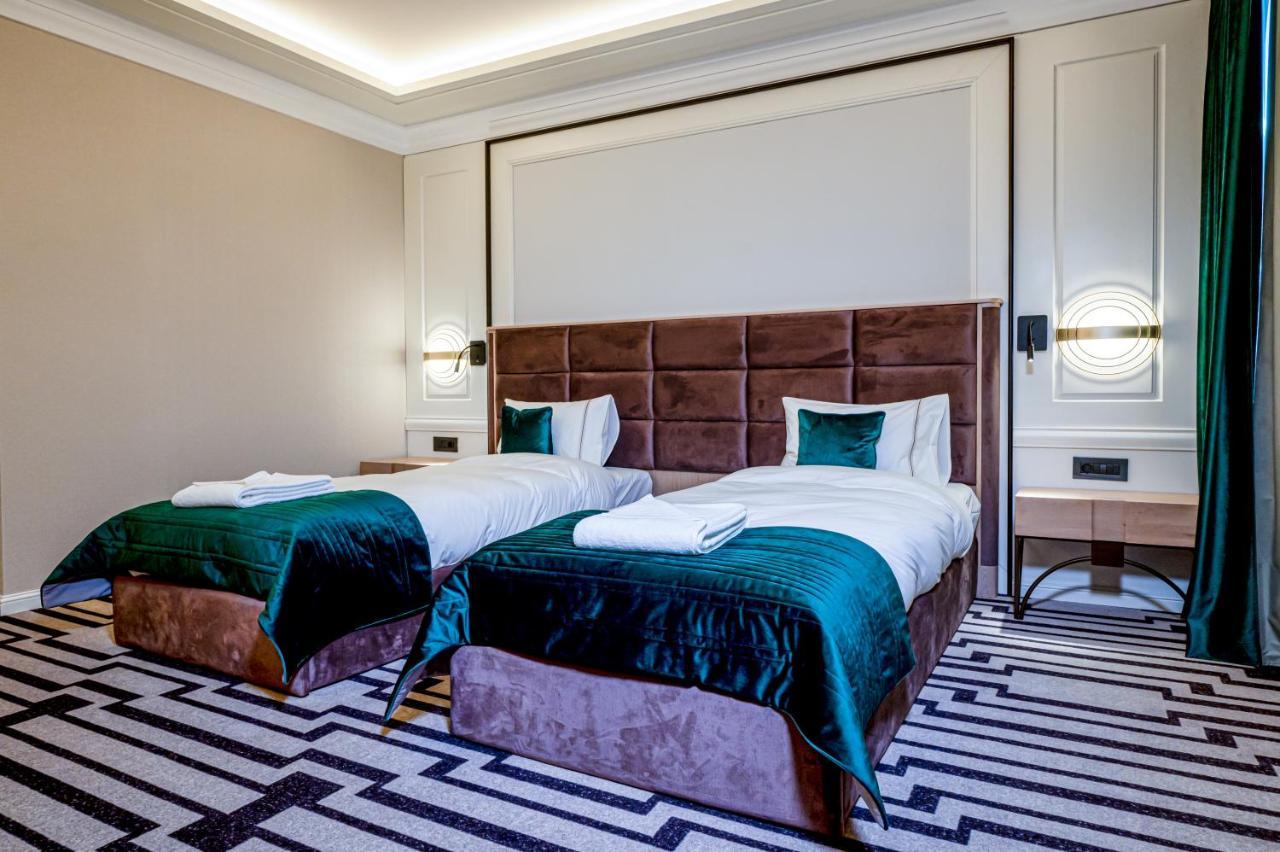 Hotel Carolin Кэлимэнешти Экстерьер фото