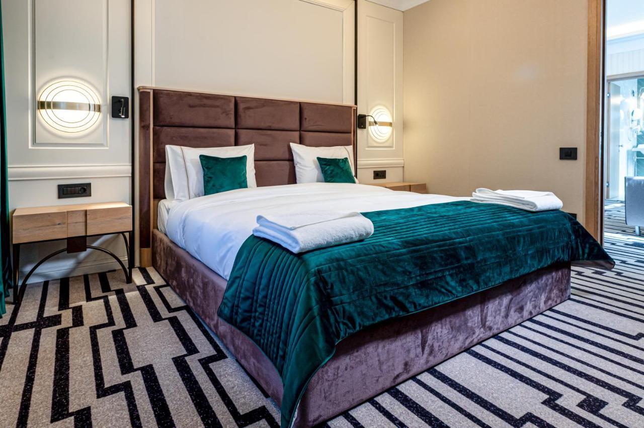 Hotel Carolin Кэлимэнешти Экстерьер фото