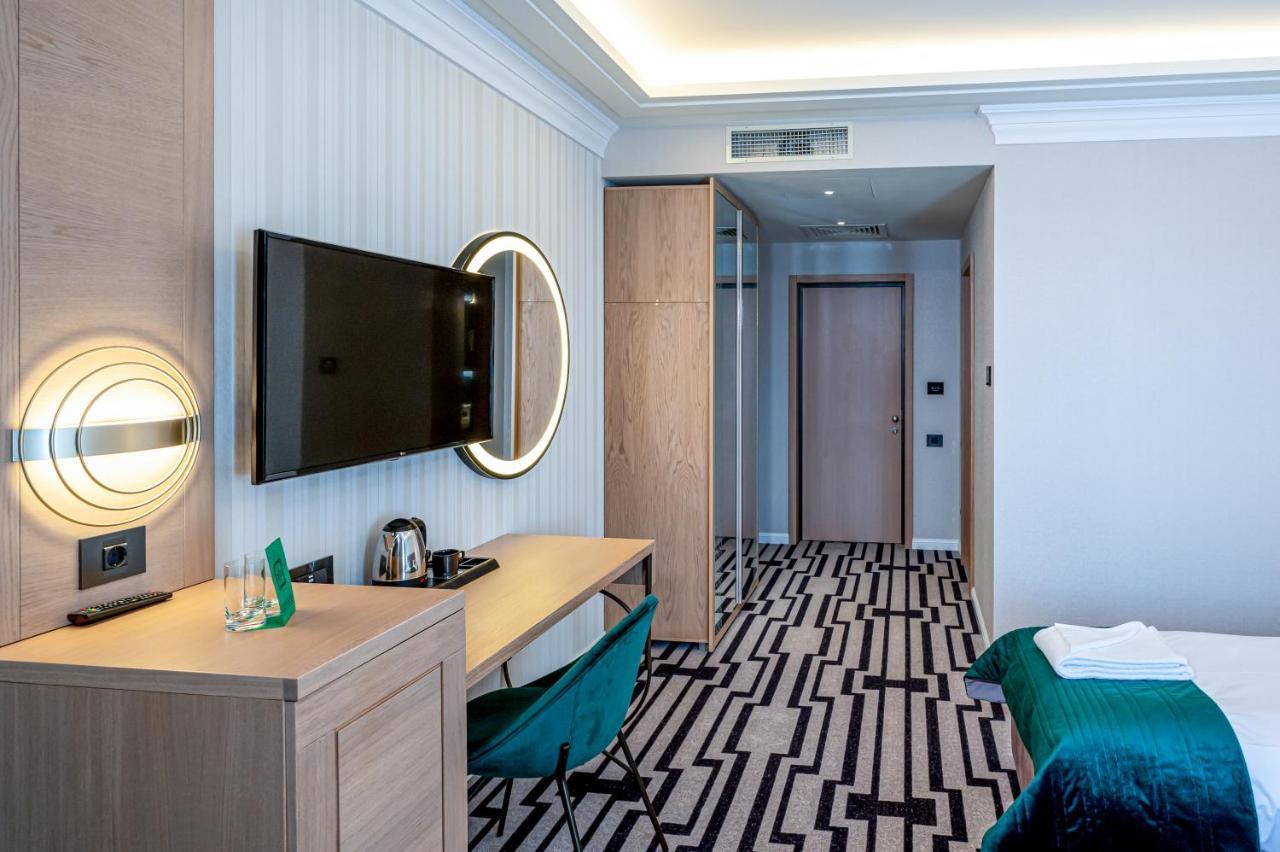 Hotel Carolin Кэлимэнешти Экстерьер фото
